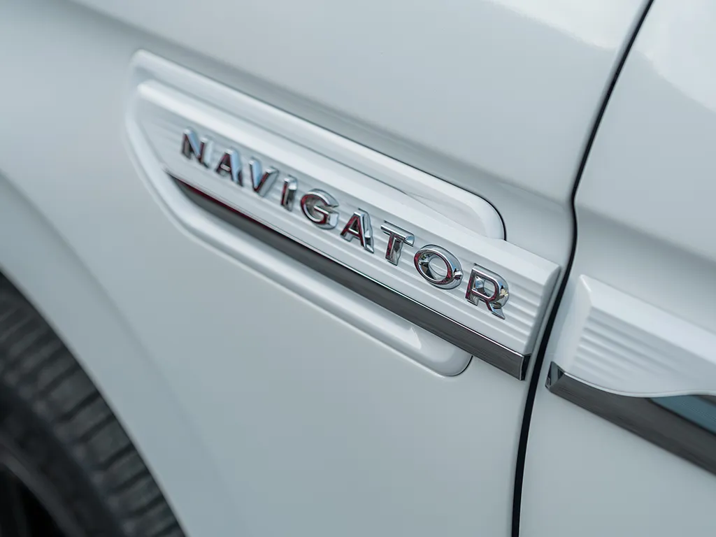 2024 Lincoln Navigator L clsoe up of side badge