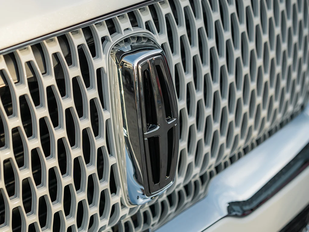 lincoln navigator badge close up